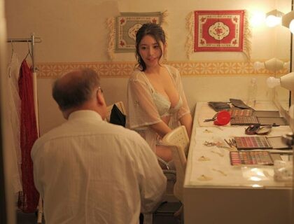 Cô vợ trẻ thiếu thốn tình dục đi làm gái gọi để được thỏa mãn bản thân